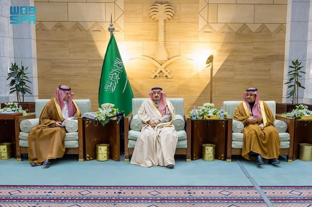 أمير الرياض يُكرِّم المدارس والطلبة المتميزين بالمنطقة 