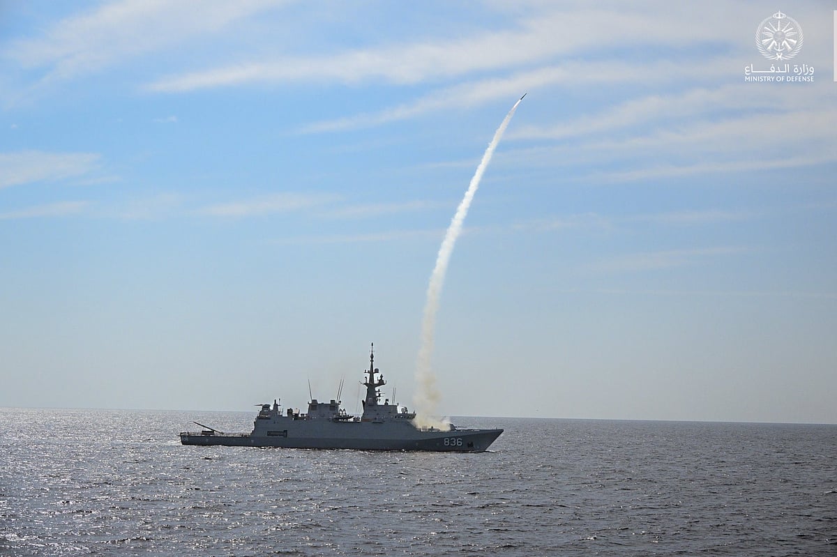 القوات البحرية ونظيرتها العمانية تنفذان رماية بالصواريخ والذخيرة الحية 