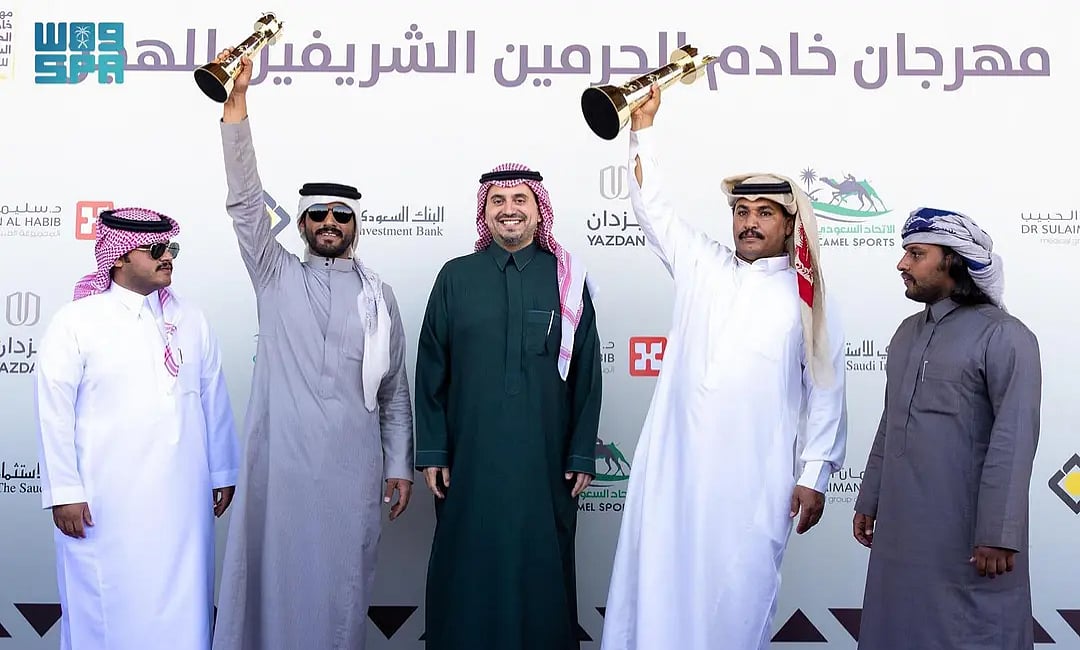 الأمير فهد بن جلوي يتوج الفائزين في فئة «الثنايا» بمهرجان خادم الحرمين الشريفين للهجن 2026 