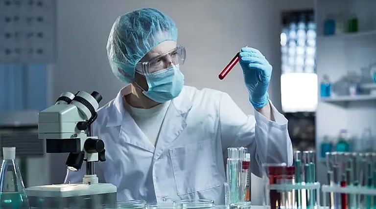 مختص: قرارات التوطين تسهم ببناء مسيرة مهنية داخل المنشآت الصحية 