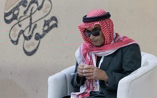 حرفي كفيف يوظف خبرته في صناعة شِباك طرح الصقور بمهرجان طريف 