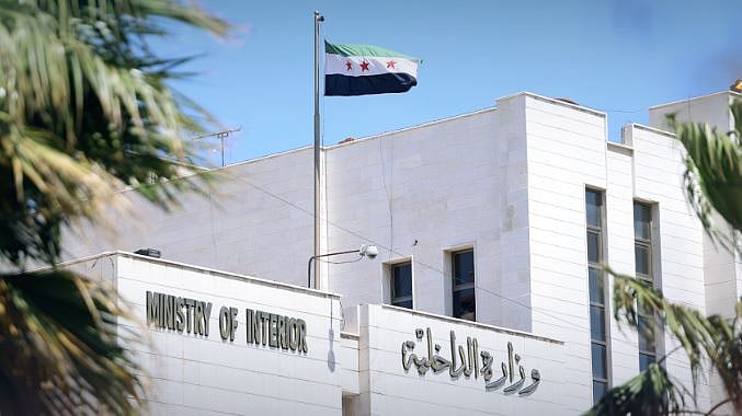 وزارة الداخلية السورية تعلن تفكيك خلية إجرامية في درعا وإحالة المتورطين إلى القضاء 