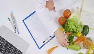 استشارية: عشبة «الأشوغندا» قد تؤثر في سيولة الدم أو تتعارض مع بعض الأدوية 