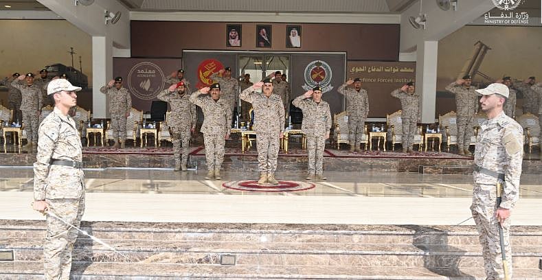 الفريق «العمرو» يرعى حفل تخرج معهد الدفاع الجوي 