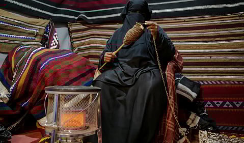 حرفة السدو تبرز حضورها التراثي في مهرجان التمور بدومة الجندل 