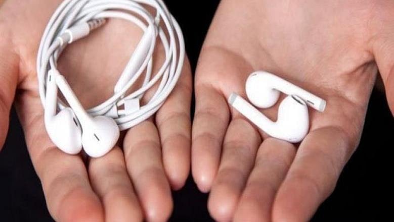 طبيب يحدد أضرار استخدام سماعات الأذن لفترات طويلة وطرق تجنبها 