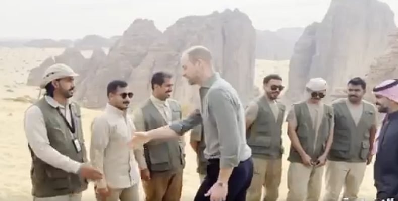وزير الثقافة السعودي يصطحب ولي عهد بريطانيا في جولة بمحمية شرعان الطبيعية بالعلا