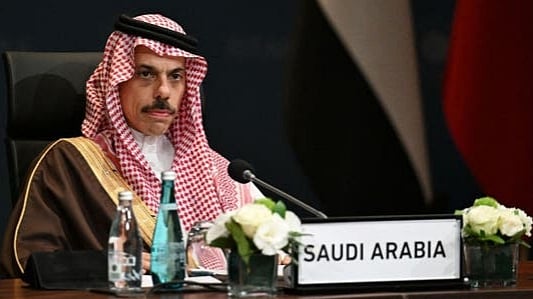 وزير الخارجية السعودي يحذر من استمرار الانتهاكات الإسرائيلية في غزة ويؤكد على وحدة الأراضي الفلسطينية