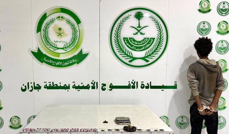 دوريات الأفواج الأمنية بجازان تلقي القبض على مهرب مخدرات إثيوبي في محافظة الدائر