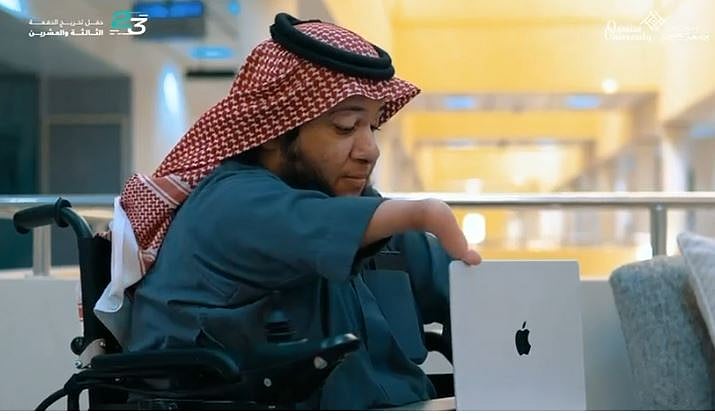 أحد النماذج المميزة لخريجي الدفعة الـ 23 من جامعة القصيم.. ولد بنقص في الأعضاء وبتر للطرفين السفليين 