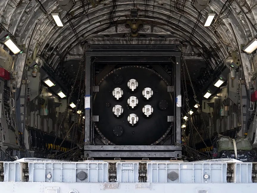 أميركا تجري أول عملية نقل جوي لمفاعل نووي مصغر 