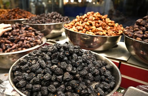 أسواق التمور بالمنطقة الشرقية تشهد إقبالًا كبيرًا مع قرب شهر رمضان 