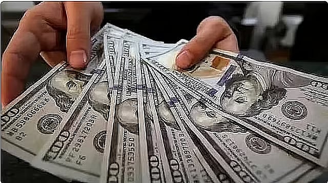 الدولار يواصل مكاسبه وسط ترقب محضر الفيدرالي 