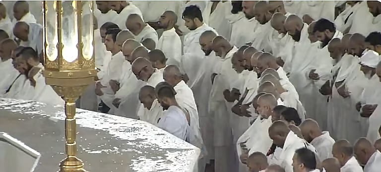 صفوف المصلين تتجاوز كيلومترا خارج ساحات الحرم المكي 