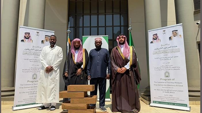 «الشؤون الإسلامية» تباشر تنفيذ برنامجي خادم الحرمين لتفطير الصائمين وتوزيع التمور في جنوب أفريقيا ودول الجوار 