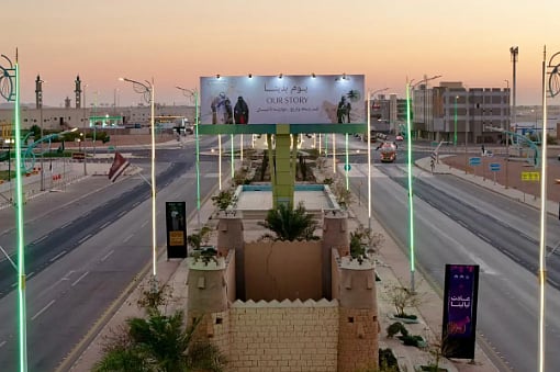 محافظة طريف تتزين باللون الأخضر والأعلام احتفاءً بيوم التأسيس 