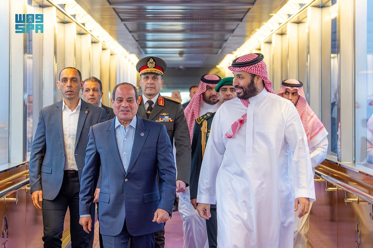 رئيس جمهورية مصر يصل إلى جدة وولي العهد في مقدمة مستقبليه 