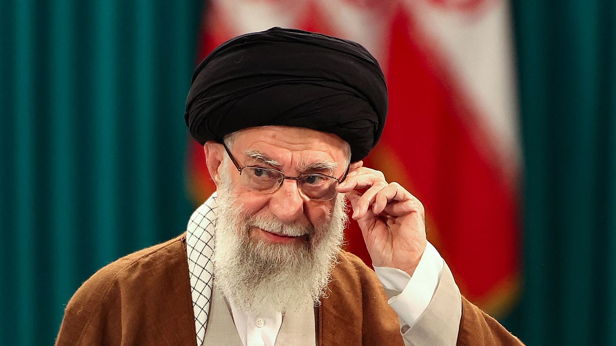نقل المرشد الإيراني إلى مكان آمن خارج طهران بعد هجوم إسرائيلي أمريكي مشترك