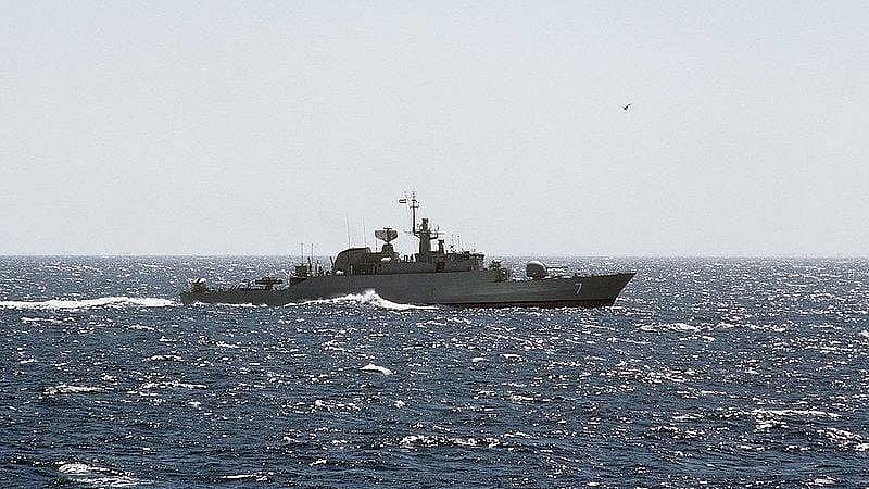 القيادة المركزية الأمريكية تعلن إصابة فرقاطة إيرانية وإغراقها في خليج عُمان