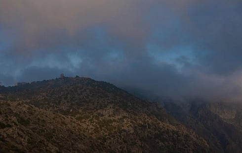 أجواء ضبابية كثيفة تكسو جبال الباحة وتُجسّد جمالها الطبيعي 