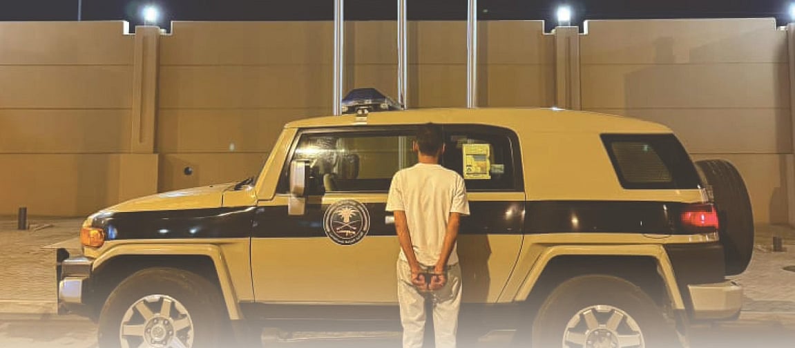 قبض دوريات المجاهدين بجازان على مواطن لنقله 10 مخالفين لنظام أمن الحدود