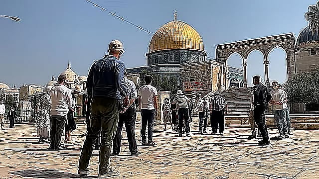 الاحتلال يواصل إغلاق الأقصى لليوم 34 ويقبض على فلسطينيين بالضفة الغربية