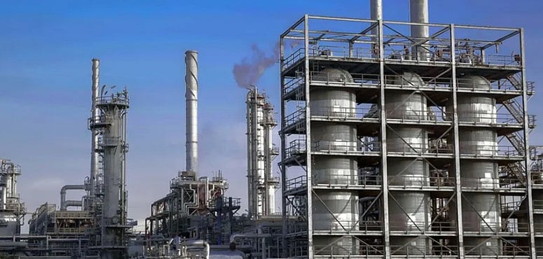 "البترول الكويتية": اندلاع حرائق في عدد من وحدات مصفاة ميناء الأحمدي جراء استهدافها بمسيرات 