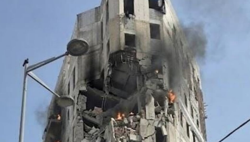 سقوط شظايا صاروخ عنقودي إيراني في 7 مواقع وسط دولة الاحتلال 