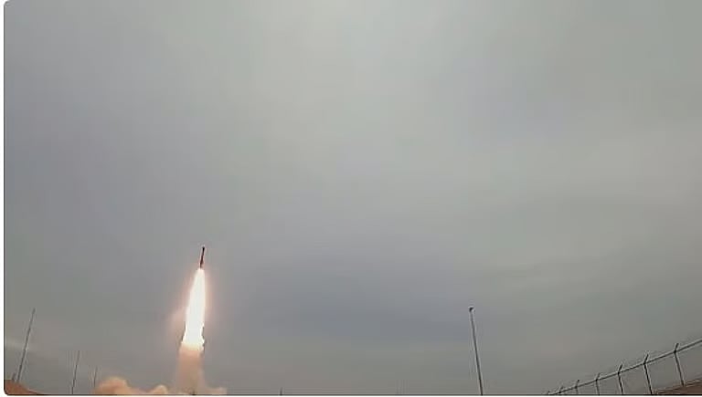 الدفاع الإماراتية: تعاملنا مع 9 صواريخ باليستية و صاروخ كروز و 50 مسيّرة اليوم 