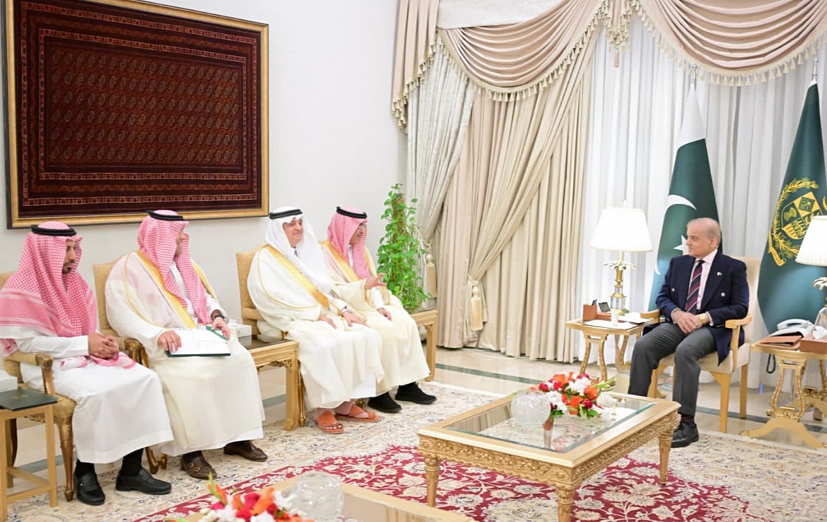 شهباز شريف يشدد على التزام باكستان بتوسيع تعاونها مع المملكة في جميع المجالات 