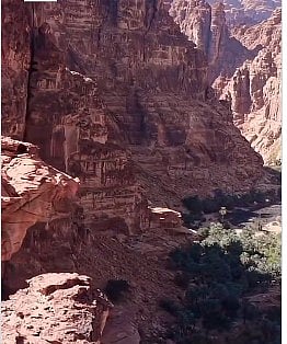 وادي الديسة بتبوك.. جمال الطبيعة يجذب الزائرين والسائحين 