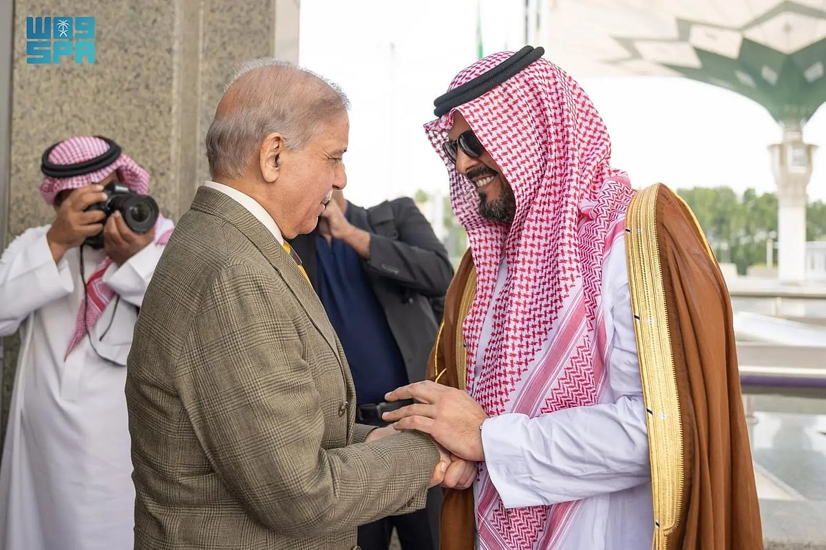 رئيس وزراء باكستان يصل إلى جدة 