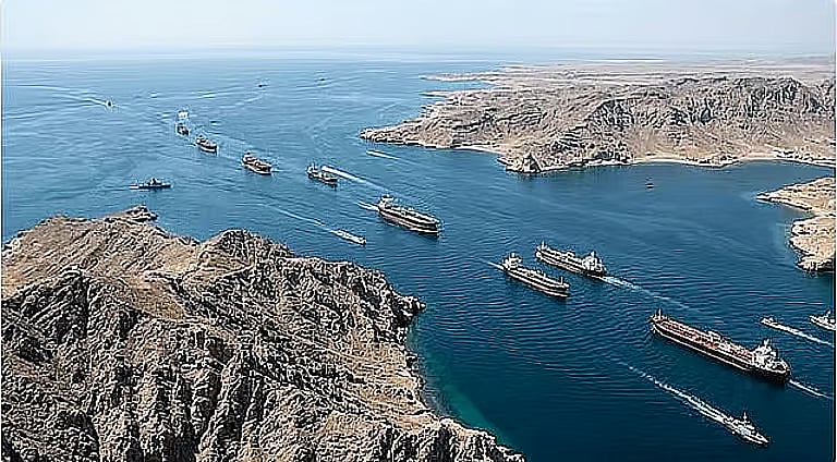 بلومبرغ: أمريكا تحقق بصفقات نفط مشبوهة أُبرمت قبل تغيير ترامب لمواقفه بشأن إيران 