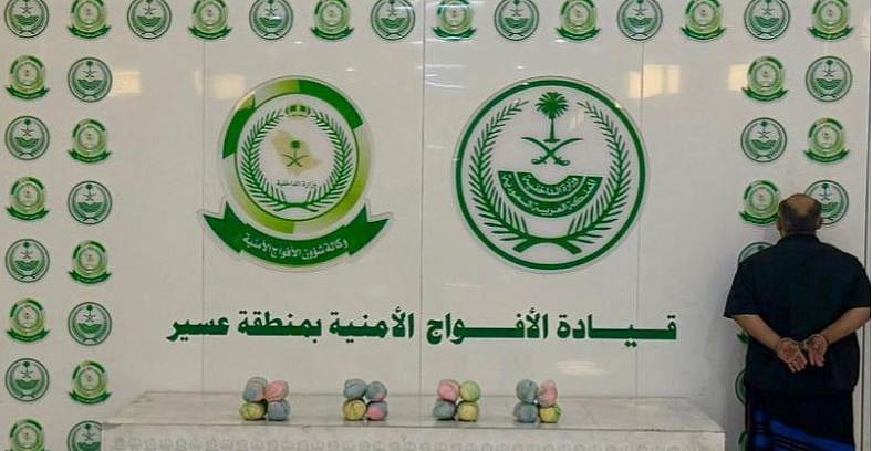 دوريات الأفواج الأمنية بمنطقة عسير تقبض على شخص لترويجه 3 كيلوجرامات من نبات القات المخدر 