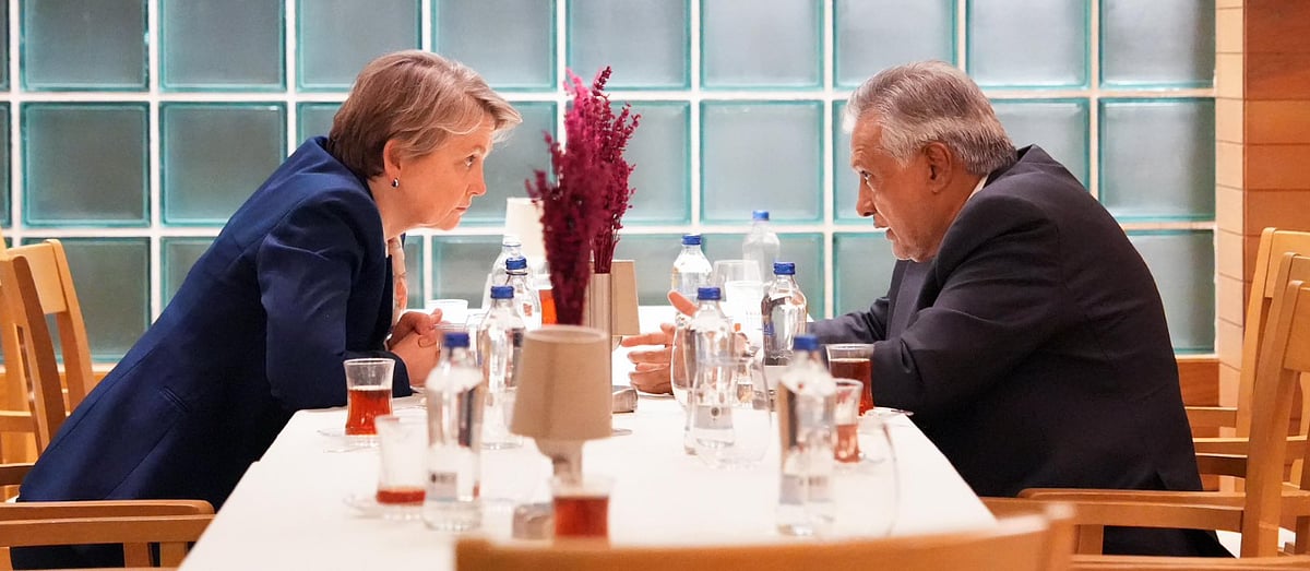 وزيرة الخارجية البريطانية ونظيرها الباكستاني يناقشان حرية الملاحة بمضيق هرمز 