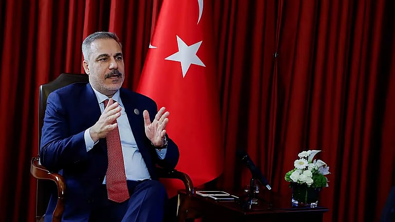 وزير الخارجية التركي: أمريكا وإيران لديهما الرغبة في مواصلة الحوار 