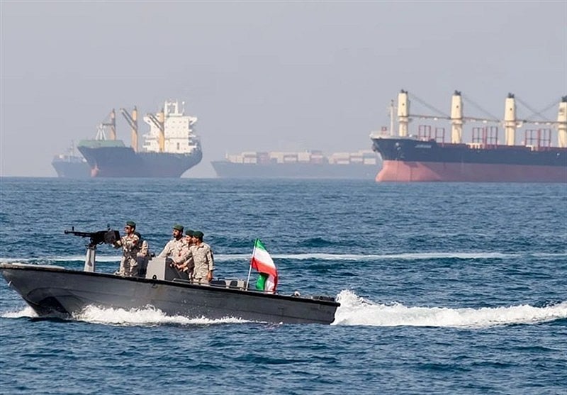 الحرس الثوري يستولي على سفينتين ويقتادهما إلى المياه الإيرانية 