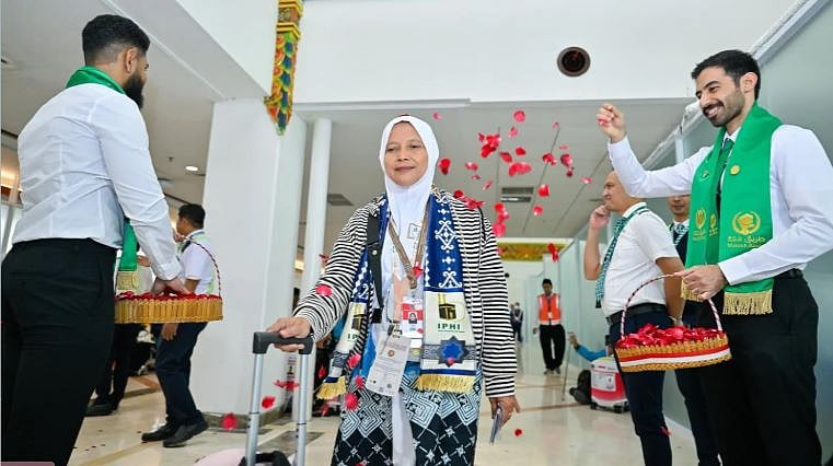 مغادرة أولى رحلات مستفيدي مبادرة «طريق مكة» من مدينة سورابايا بإندونيسيا 