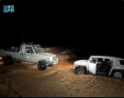 حرس الحدود يقدم المساعدة لمواطن علقت مركبته بالكثبان الرملية في صحراء الربع الخالي 
