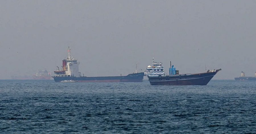 رغم القيود الأمريكية والحصار البحري.. 34 ناقلة نفط مرتبطة بإيران تتجاوز مضيق هرمز 