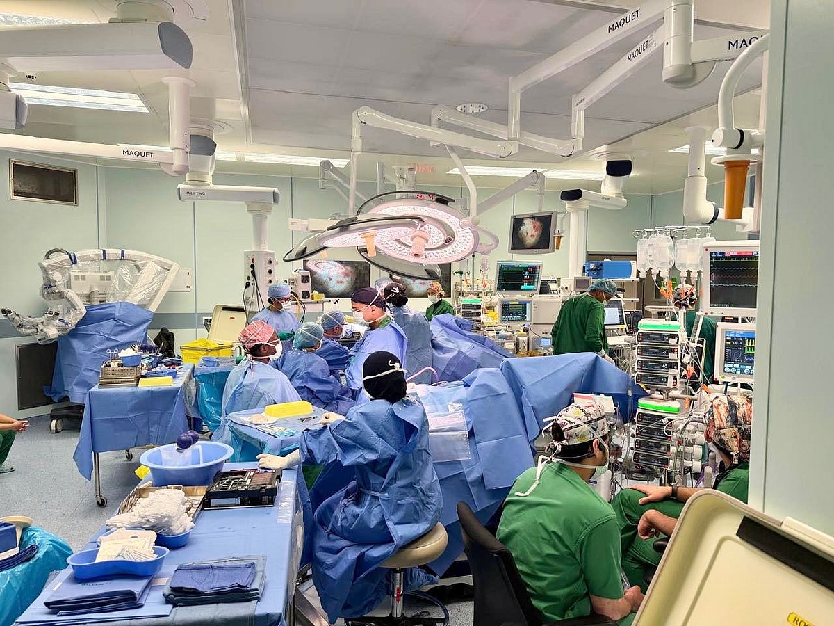 نجاح عملية فصل التوأم الملتصق الفلبيني "كليا وموريس آن" 