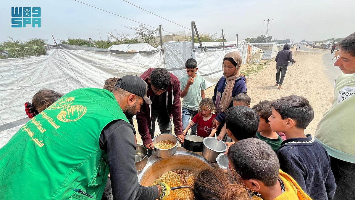 المملكة توزع وجبات غذائية ساخنة في قطاع غزة 