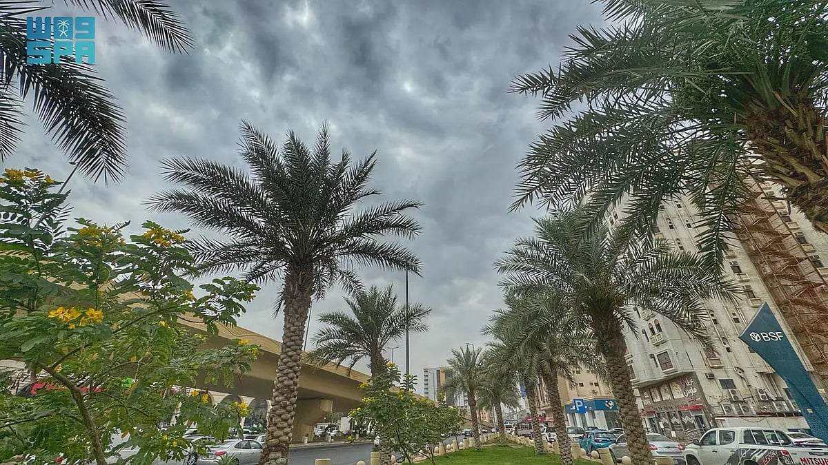 السحب تزين سماء مكة المكرمة في مشهدٍ جمالي لافت 