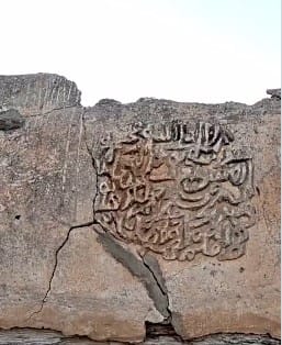 نقوش تراثية على جدران مسجد في عسير يزيد عمره على 7 قرون 