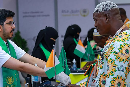 كوادر سعودية مميزة تسهم في تسهيل إجراءات حجاج كوت ديفوار 