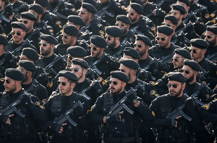 الجيش الإيراني: الدول المطبقة لعقوبات أمريكية على طهران ستواجه صعوبات بعبور مضيق هرمز 