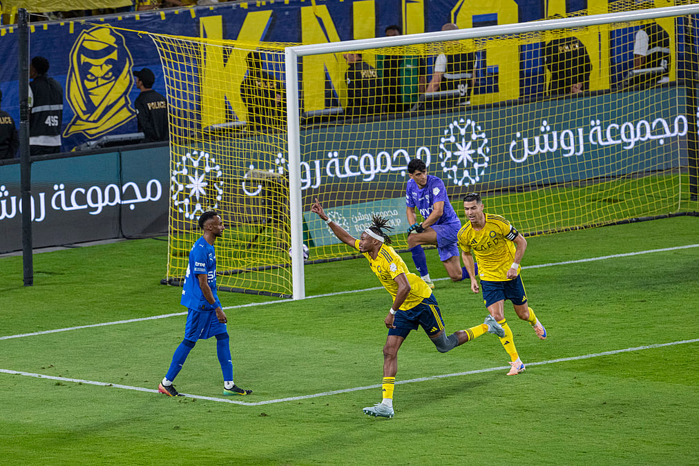 فرحة لاعبي الهلال بعد هدف التعادل في مرمى النصر