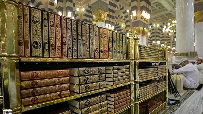 المصاحف في المسجد الحرام.. عناية متكاملة تجسد رعاية المملكة بكتاب الله 