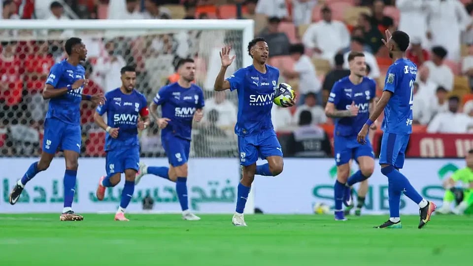 الهلال يفوز على نيوم ويؤجل حسم لقب "دوري روشن" للجولة الأخيرة 