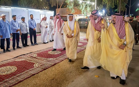 أمير القصيم يتفقّد مدينة حجاج البر في بريدة ويطّلع على جاهزية الخدمات المقدّمة لضيوف الرحمن 